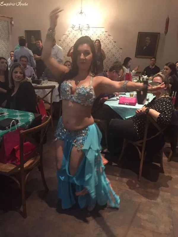 Apresentação de dança do ventre em evento no Empório Árabe